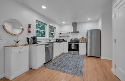 Dickson Cottage | Lakeview, 3-Bedroom Cottage, newly renovated