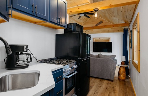 Mayfield Cottage | Lakeview-Arbutus-Hot Tub-10mi to TC-Fall Colors!