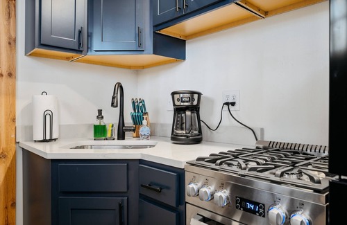 Mayfield Cottage | Lakeview-Arbutus-Hot Tub-10mi to TC-Fall Colors!