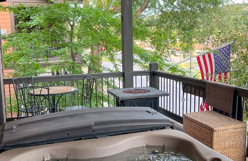 Bigfork Condo | Lakeview Cabin Condo with Balcony Hot Tub