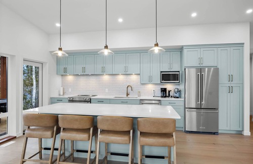 Adams Lake House | Lakeview Cottage and Boat Slip - Momich