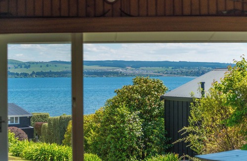 Taupo Cottage | Lakeview Cottage - Rainbow Point Holiday Home