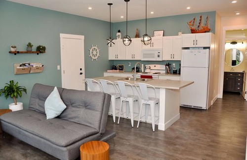 Central Okanagan House | Lakeview Getaway with a Hot Tub