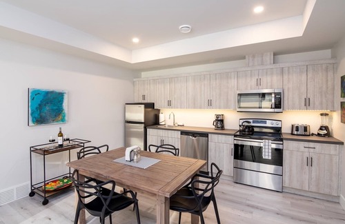 Okanagan-Similkameen Apartment | Lakeview Heated Pool Suite in Naramata Wine Region – 5-Star Rated Stay