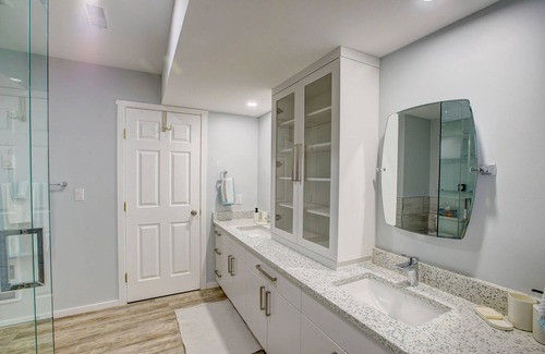 Central Okanagan House | Lakeview Holiday home with putting green and hot tub