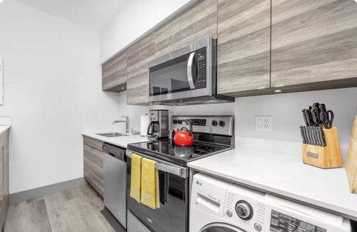 Vernon Resort | Lakeview King Studio Suite with Full Kitchen – $2,000/Month Rental in Vernon, BC