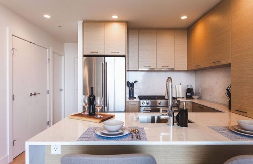 Kelowna Central Business District Apartment | ☆ Lakeview | Luxury 1BR & State-of-Art Amenities! | DT Kelowna ☆