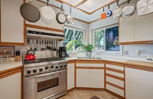 Bayview House | Lakeview Mel's Place