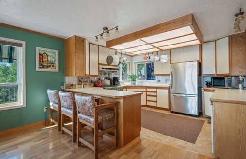 Bayview House | Lakeview Mel's Place