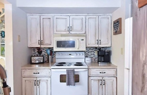 Lake Harmony Condo | "Lakeview Retreat" 2min to Ski, 10min to Waterpark, Fireplace, 10min to Raceway