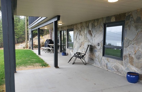 Westshore Estates House | Lakeview Studio Suite with Private Entrance