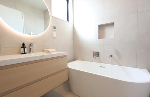 Takapuna House | Lakewalk Retreat Luxe 3BR Home Near Lake and Beach