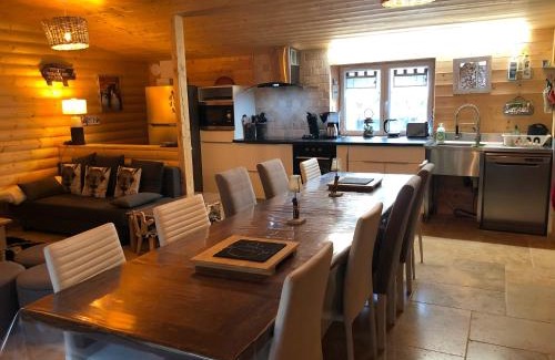 Montaigut-le-Blanc House | Lama-Gîte-des-Puys chalet écologique à 30km des pistes, visite aux lamas Charge VE