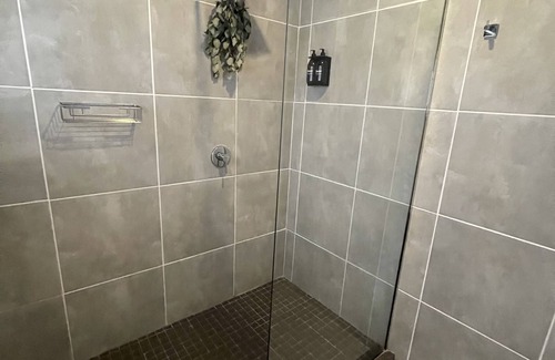 Kempton Park Bed & Breakfast | L’Amorie, stylish, secure & safe, 10 min to OR Tambo international