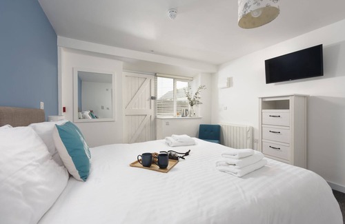 St Just Hotel | Lamorna, B&B - a hotel room that sleeps 2 guests in 1 bedroom