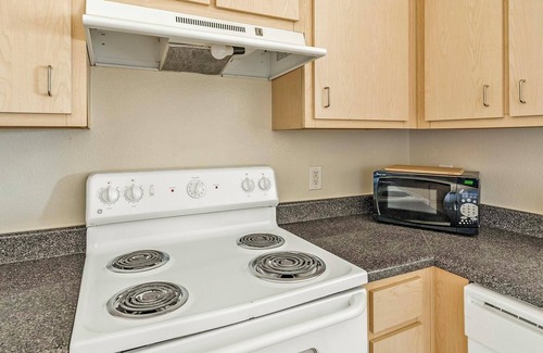 Southbelt/Ellington Apartment | Landing | Amazing 1BD, Pool, Gym