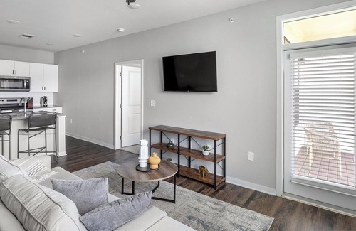 Madison Apartment | Landing | Amazing 2BD, Pool, Gym