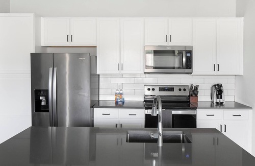 Madison Apartment | Landing | Amazing 2BD, Pool, Gym