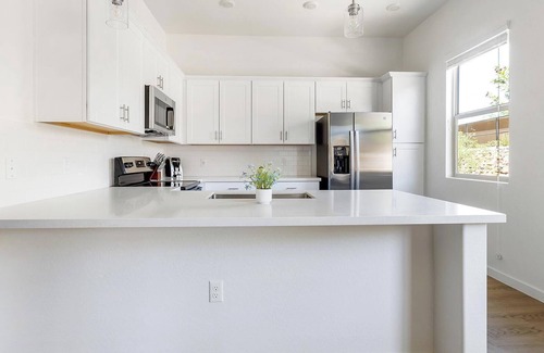 Oro Valley Apartment | Landing | Amazing 2BD, Pool