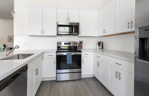 Oro Valley Apartment | Landing | Amazing 2BD, Pool