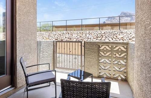 Oro Valley Apartment | Landing | Amazing 2BD, Pool