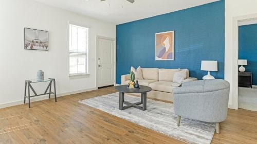 Waller Apartment | Landing Apartments - Waller