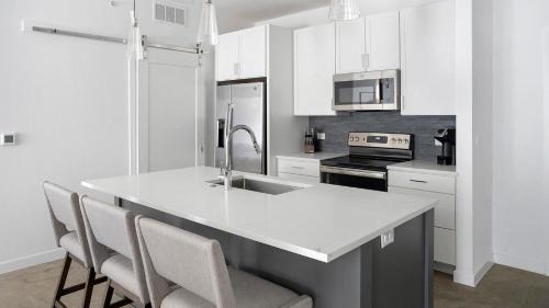 Austin Apartment | Landing at The Artesian at Bee Cave - Lakeway