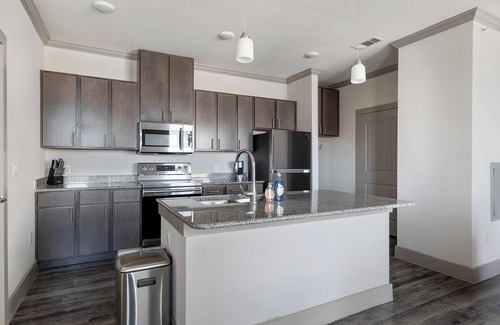 Manor Apartment | Landing | Beautiful 1BD, Courtyard, Gym