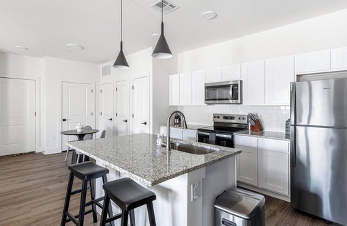 Venus Apartment | Landing | Beautiful 2BD, Gym, Pool