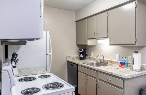 South Tulsa Apartment | Landing | Chic 1BD, Clubhouse, Gym