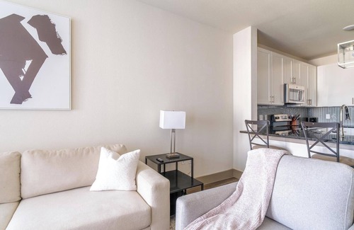 Conroe Apartment | Landing | Chic 1BD, Gym, Pool