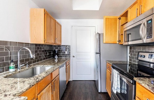 Downtown Fort Worth Apartment | Landing | Chic 1BD, Pool, Gym