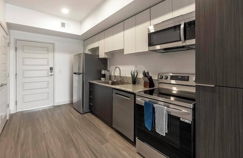 North Mountain Apartment | Landing | Chic 1BD, Pool, Gym