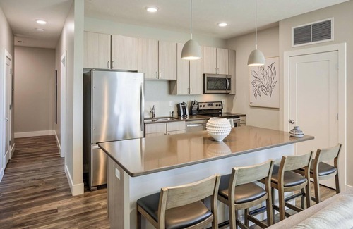 Newberry Apartment | Landing | Chic 1BD, Pool, Gym