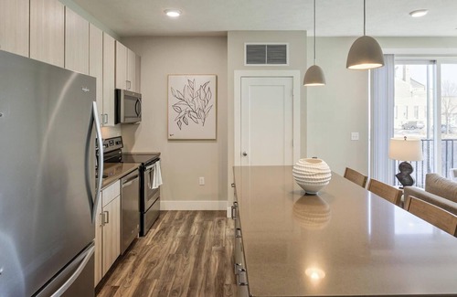 Newberry Apartment | Landing | Chic 1BD, Pool, Gym