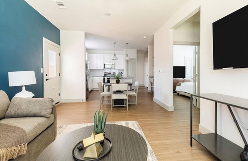 Tarrant County Apartment | Landing | Chic 2BD, Pool, Gym
