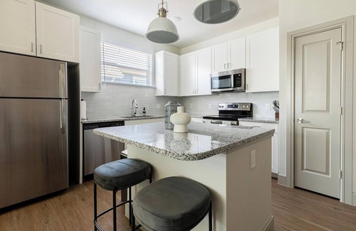 Tarrant County Apartment | Landing | Chic 2BD, Pool, Gym