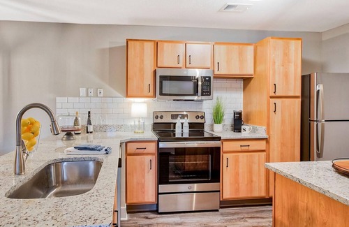 Eureka Apartment | Landing | Chic 2BD, Pool, Gym