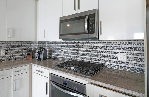 Houston Apartment | Landing | Chic 2BD, Pool, Tennis Court
