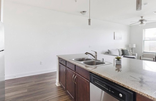 Park Central Apartment | Landing | Chic Studio, Gym, Courtyard