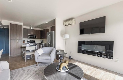 Hayden Island Apartment | Landing | Incredible 1BD, Pool, Courtyard