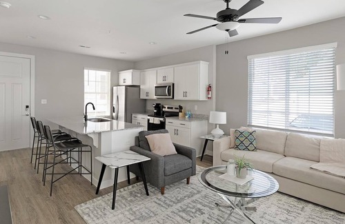 Madison Apartment | Landing | Incredible 2BD, Courtyard, Gym