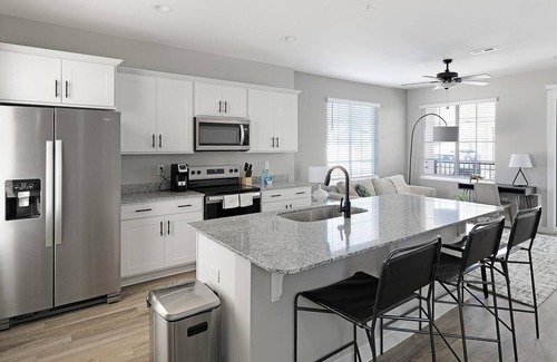 Madison Apartment | Landing | Incredible 2BD, Courtyard, Gym