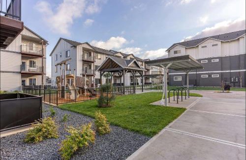 Woodburn Apartment | Landing Incredible Studio Pool Gym