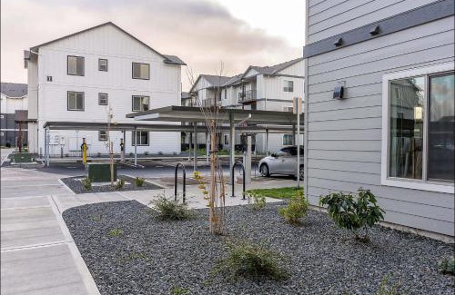 Woodburn Apartment | Landing Incredible Studio Pool Gym