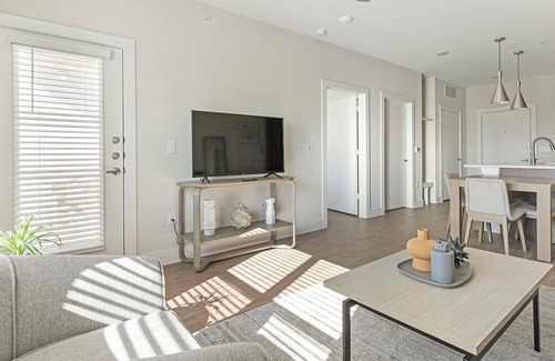 Seguin Apartment | Landing | Modern 1BD, Gym, Pool