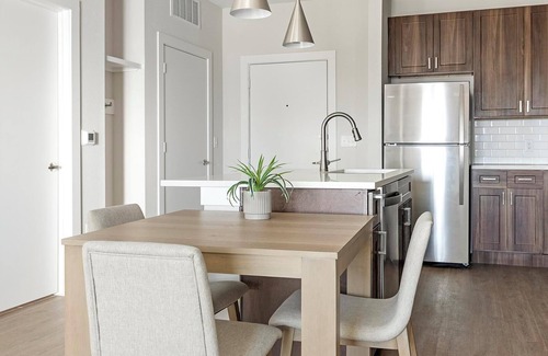 Seguin Apartment | Landing | Modern 1BD, Gym, Pool