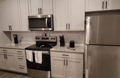 Newberry Apartment | Landing | Modern 1BD, Gym, Pool