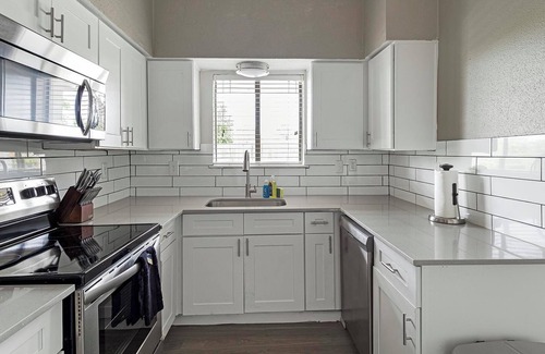 Fort Worth Apartment | Landing | Modern 1BD, Pool, Gym