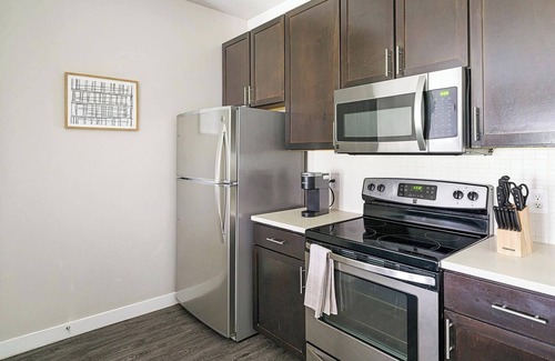 Katy Apartment | Landing | Modern 2BD, Pool, Courtyard